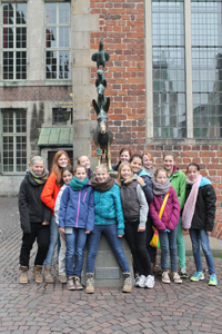 Die Mädchen B des 1. Hanauer THC e.V. zu Gast beim B-Cup 2012 in Bremen - hier bei den Bremer Stadtmusikanten